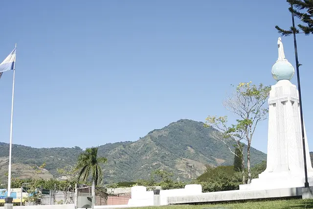 El Salvador Half Marathon & 10km Road Running Championships race photo