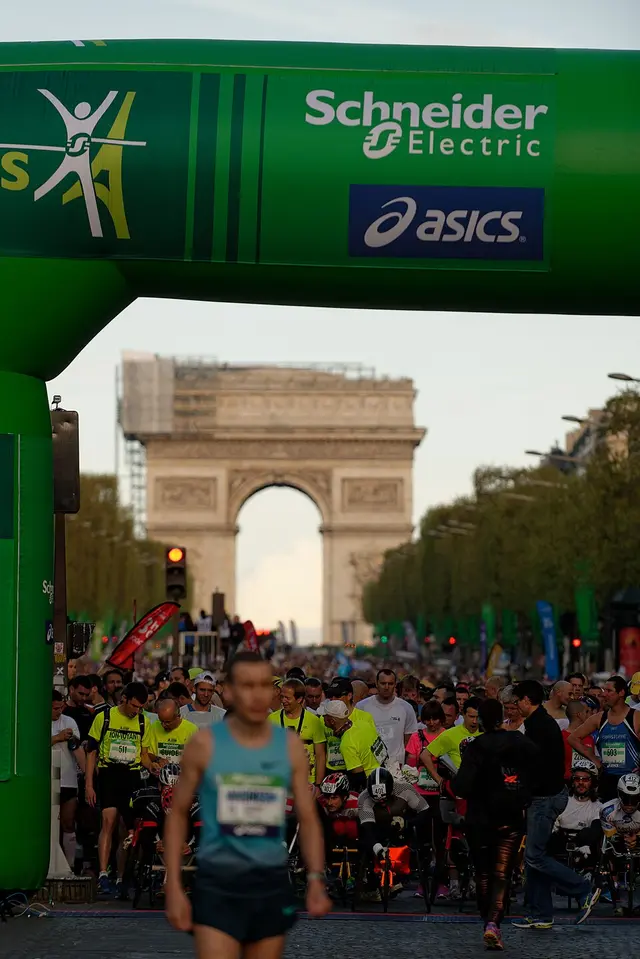 Paris Marathon race photo