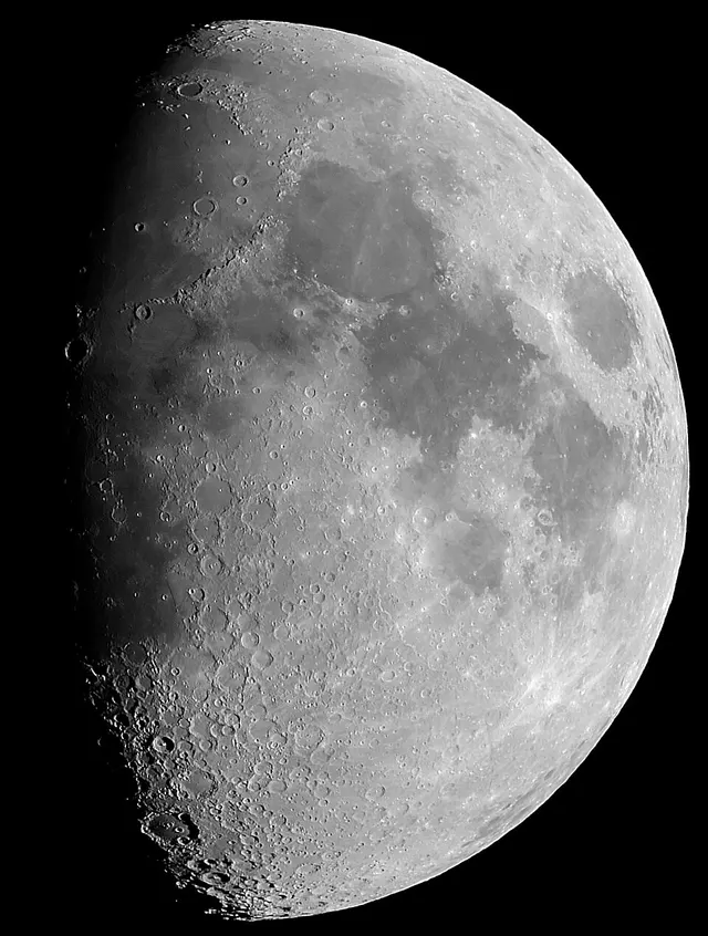 Ảnh giải Under the Moon