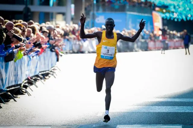 Foto lomba ASML Eindhoven Marathon